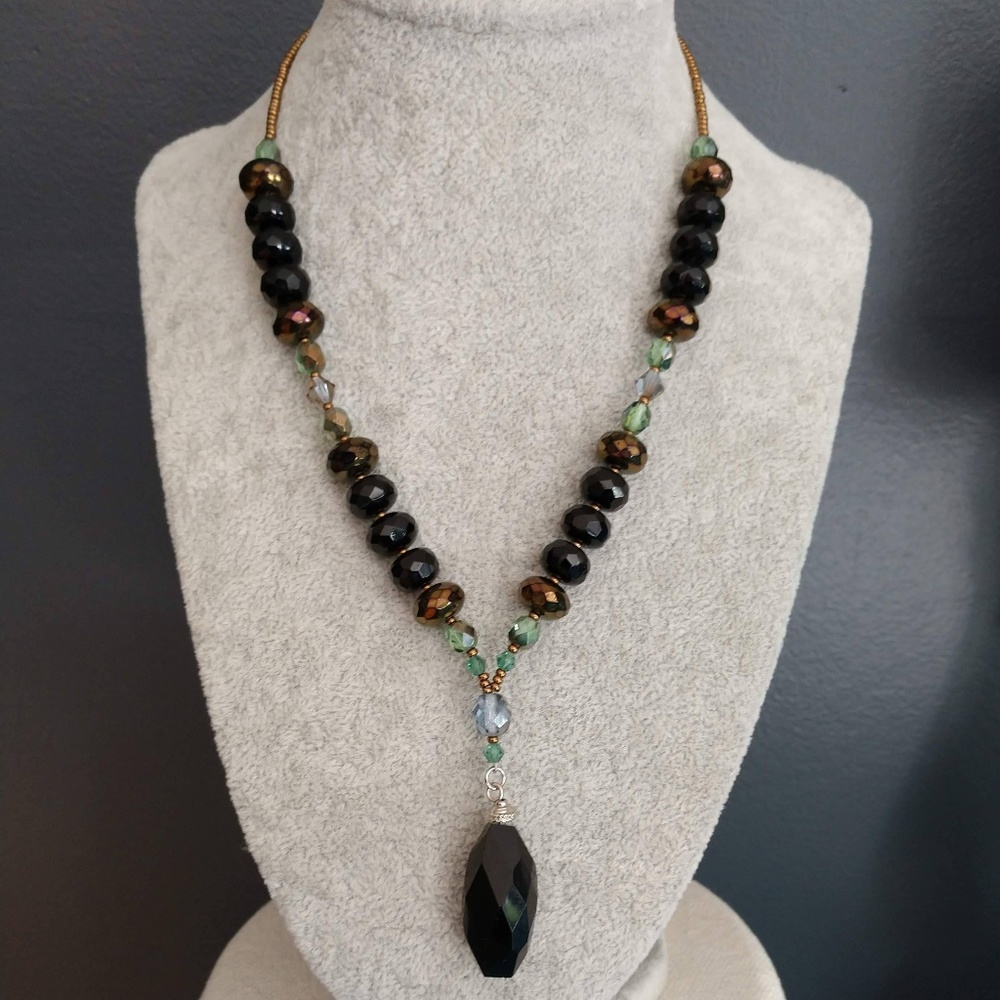 Glass bead pendant necklace